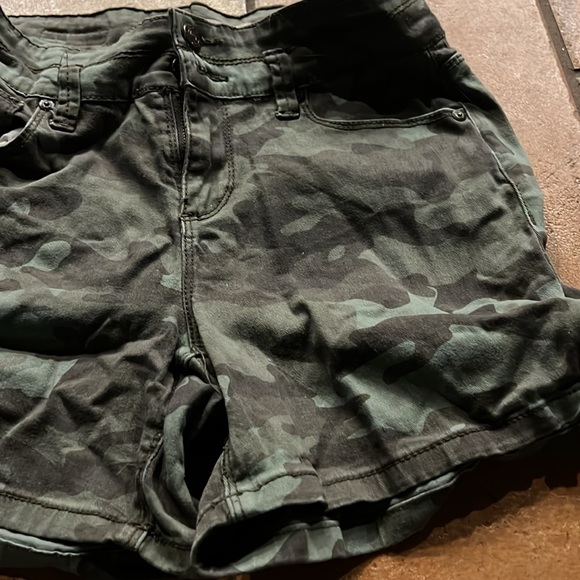 LEI CAMO SHORTS - Picture 6 of 9